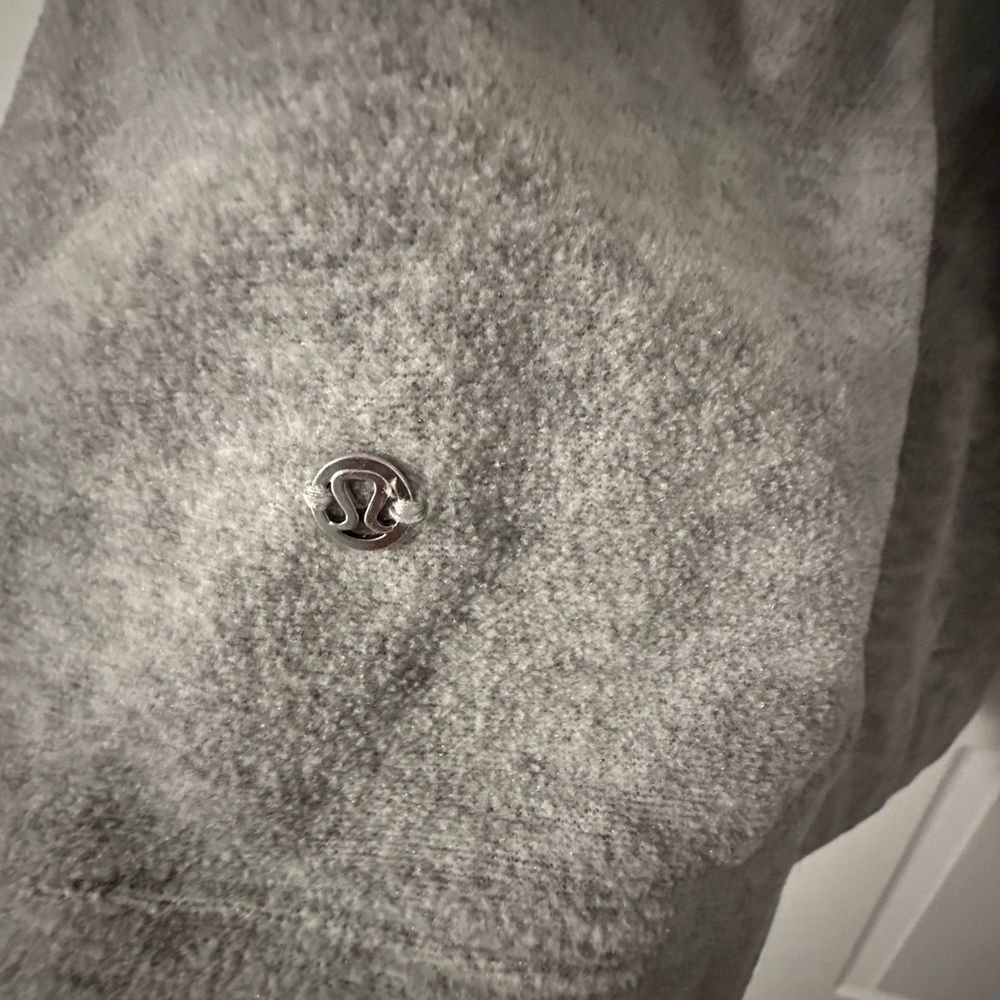 Lululemon Athletica Gray Fleece Style Pullover - Size 4 - Picture 4 of 4